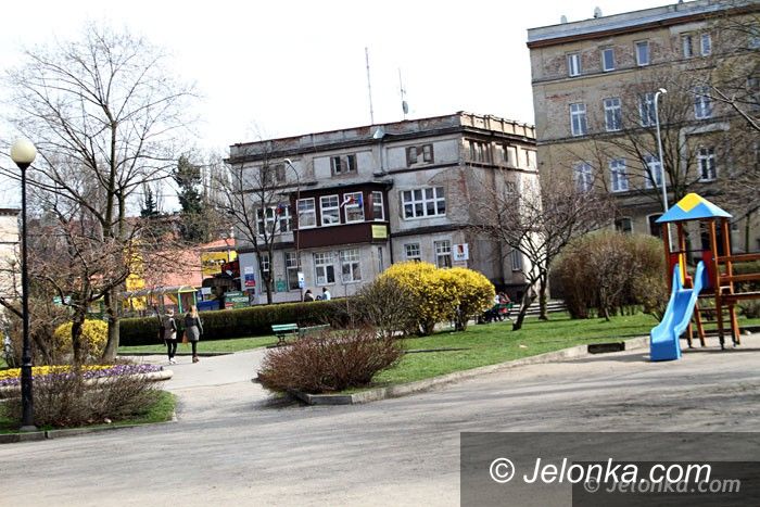 Jelenia Góra: Czytelnik: Co ze skwerkiem przy ul. Okrzei?