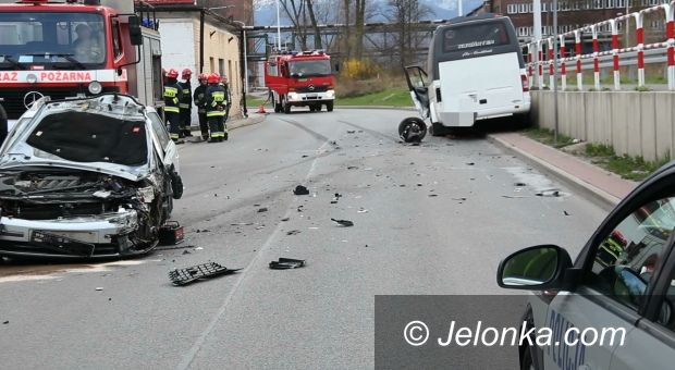 Jelenia Góra: Czołowe zderzenie na Karola Miarki