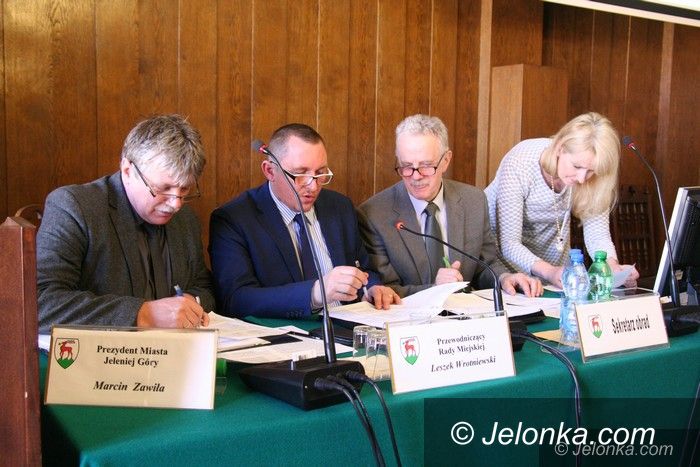 Jelenia Góra: Miejska sesja: spór o pisownię i... seksualność