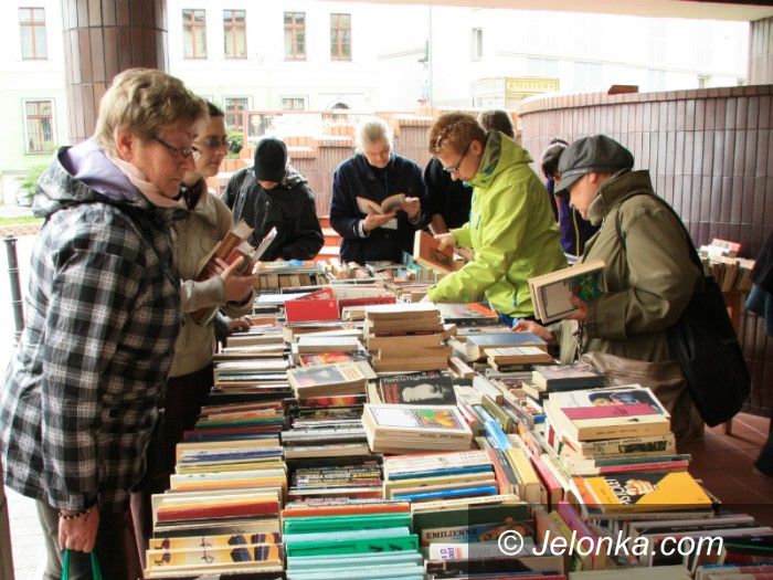 Jelenia Góra: „Książki za grosik” pod Książnicą