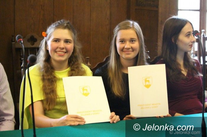 Jelenia Góra: Najzdolniejsi maturzyści nagrodzeni, także finansowo