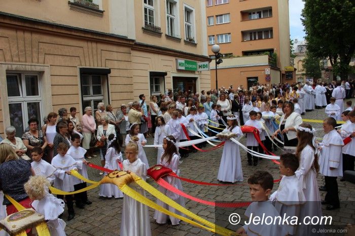 Jelenia Góra: Procesja Bożego Ciała przeszła ulicami miasta