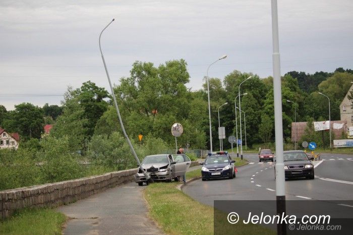 Jelenia Góra: Skodą w lampę na Wolności