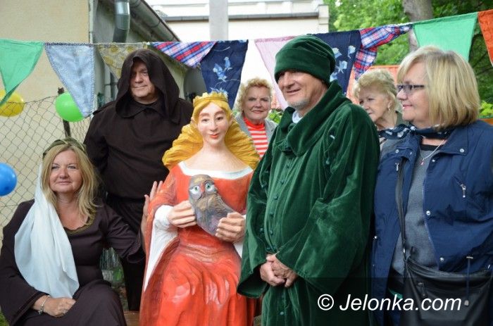 Jelenia Góra: Ławeczka z Kunegundą nową atrakcją Sobieszowa