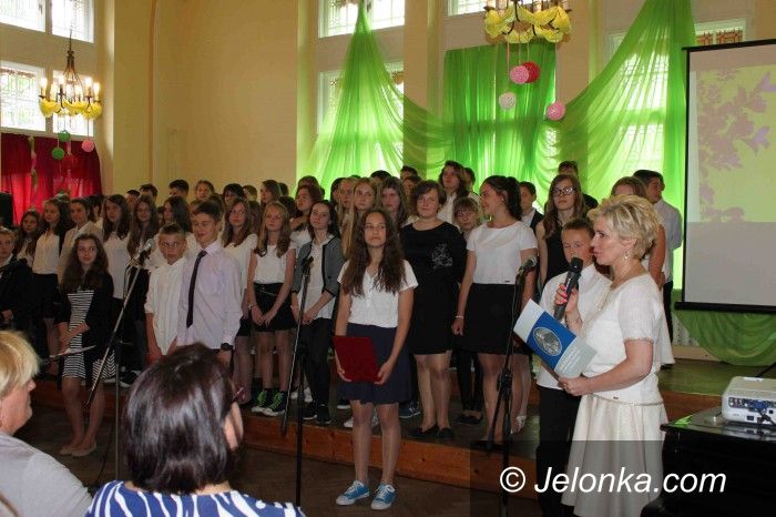 Jelenia Góra: Uczniowie klas szóstych z Dwójki żegnali szkołę