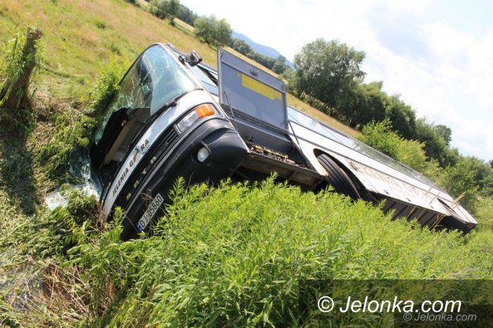 Region: Autobus PKS–u wpadł do rowu, są ranni (aktualizacja)
