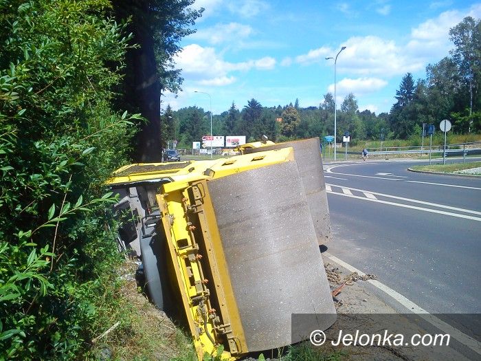 Jelenia Góra: Walec drogowy w rowie