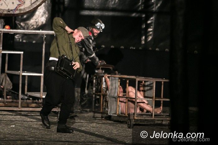 Jelenia Góra: Apokaliptyczna wizja tragedii Szekspira w deszczu