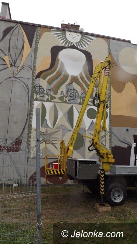 Jelenia Góra: Górski wędrowiec na  Sudeckiej, czyli nowy mural