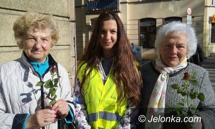 Jelenia Góra: Młodzież nie zapomniała o Dniu Seniora