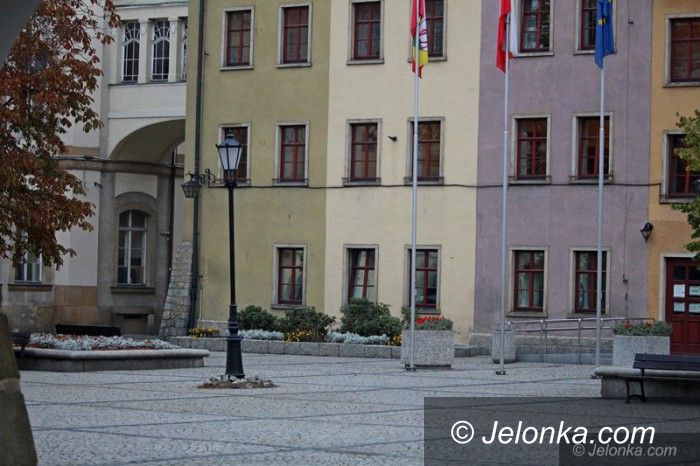 Jelenia Góra: Długotrwała wymiana oświetlenia w Rynku