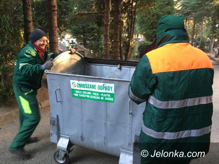 Jelenia Góra: Pracownicy MPGK sprzątali cmentarze do nocy