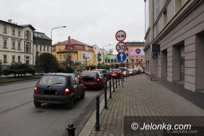 Jelenia Góra: Korki w centrum przez studzienkę