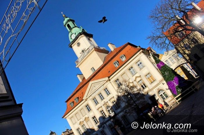 Jelenia Góra: Choinkę w Rynku „chroni” ogrodzenie