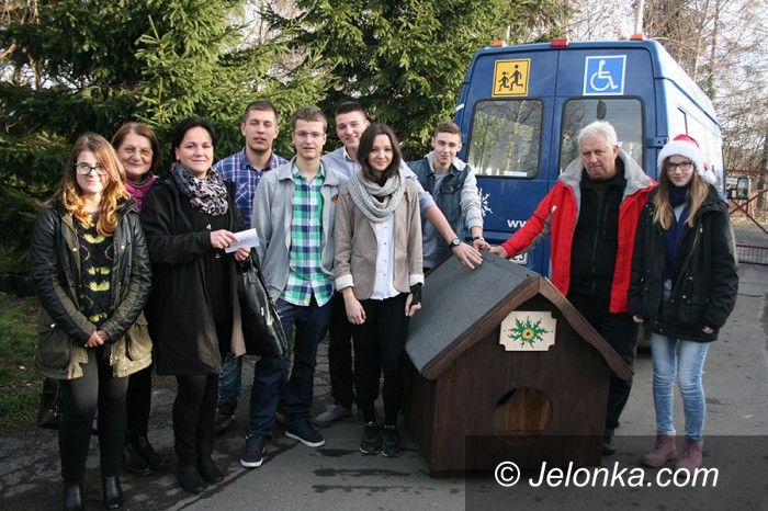 Jelenia Góra: Buda dla psów ze schroniska od uczniów „Rzemiosł”