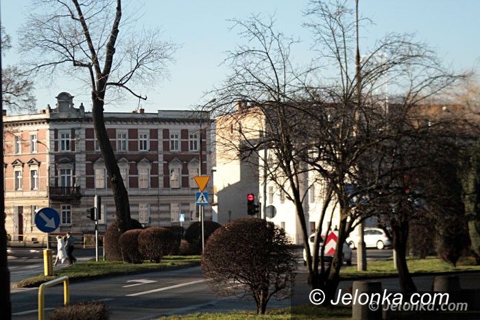 Jelenia Góra: Krzaki zasłaniają widoczność na skrzyżowaniu