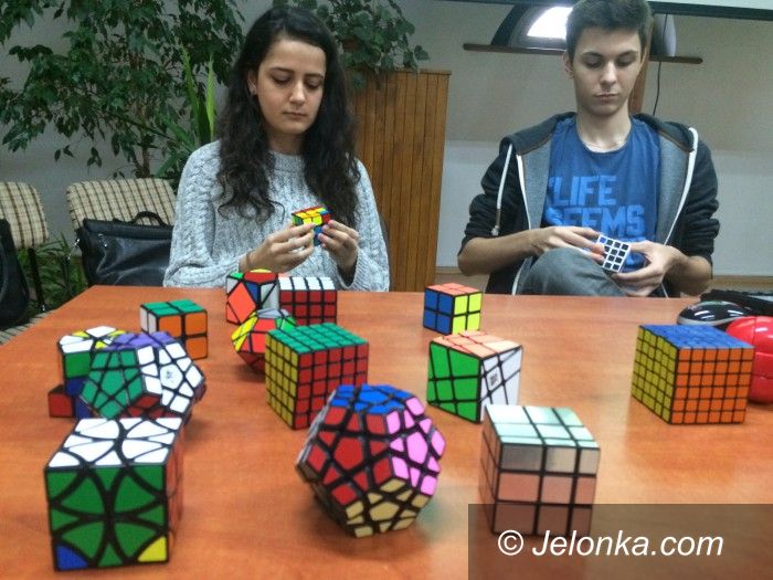 Jelenia Góra: W Norwidzie zmagali się z… kostką Rubika