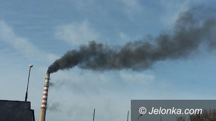 Jelenia Góra: Kominy byłej Celwiskozy dymią i zagrażają