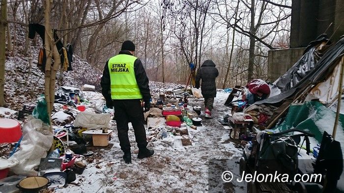 Jelenia Góra: Małżeństwo spod wiaduktu trafiło do schroniska