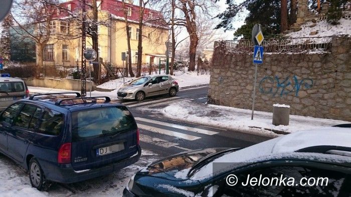 Jelenia Góra: Parkują auta na przejściu dla pieszych