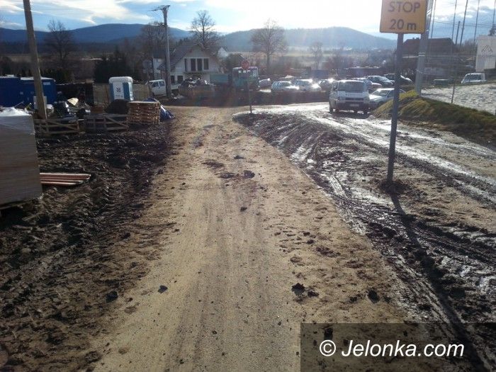Jelenia Góra: Zabrudzona ścieżka rowerowa już posprzątana