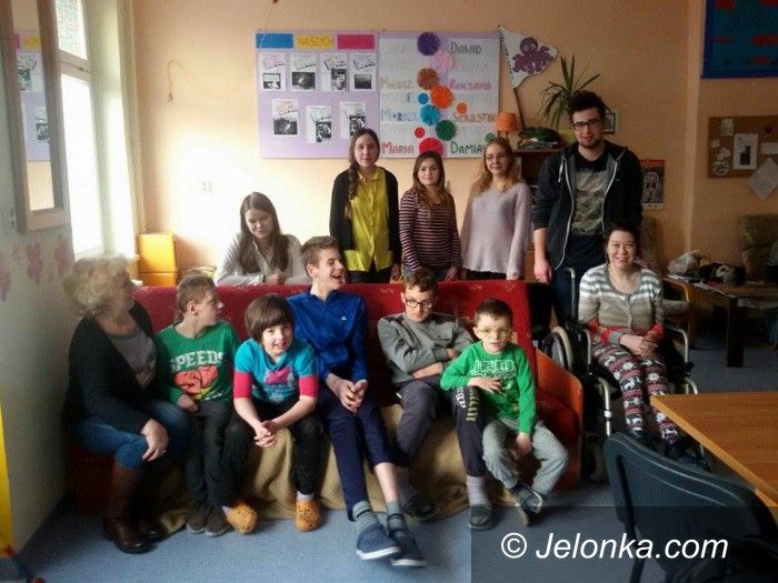 Jelenia Góra: Uczniowie z Bursy Szkolnej czytali dzieciom
