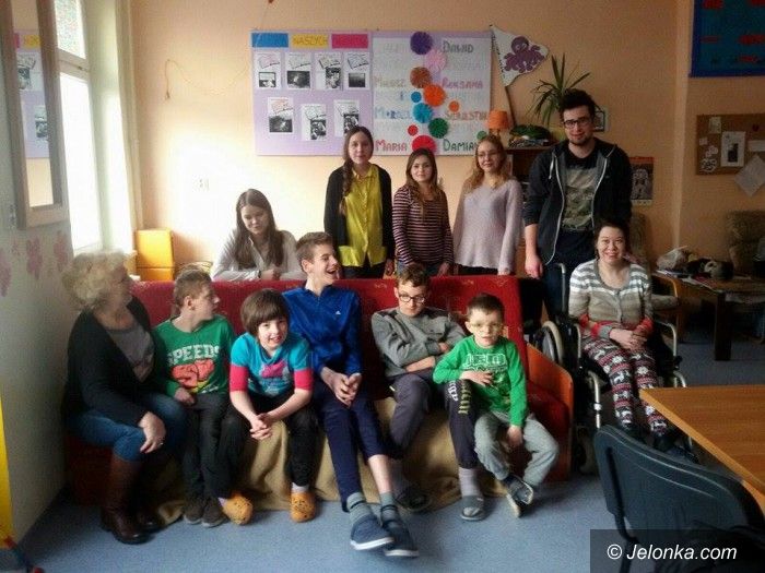 Jelenia Góra: Uczniowie z Bursy Szkolnej czytali dzieciom