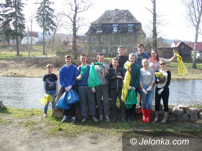 Janowice Wielkie: Uczniowie sprzątali brzegi Bobru