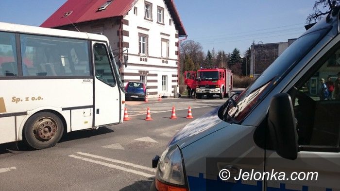 Region: Kobieta uderzyła fiatem w autobus 