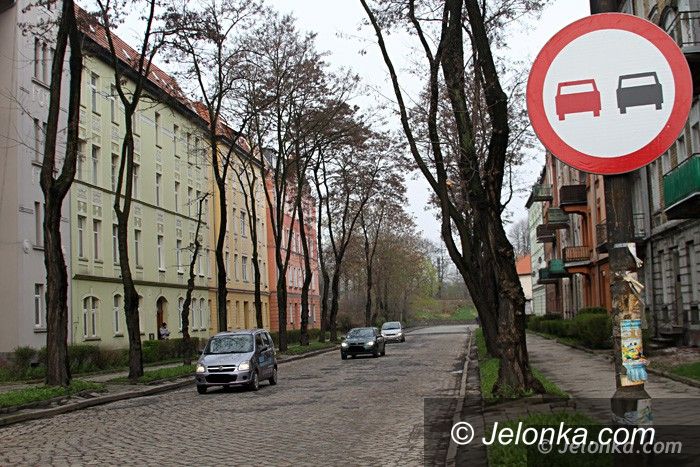 Jelenia Góra: Czytelnicy: Kiedy z Drzymały zniknie kostka? 