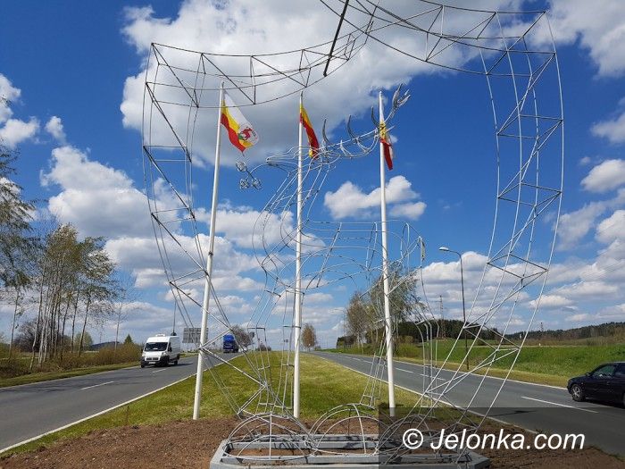 Jelenia Góra: Jeleń już wita podróżnych