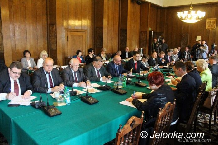 Jelenia Góra: Polityczno–prawny dramat na sesji