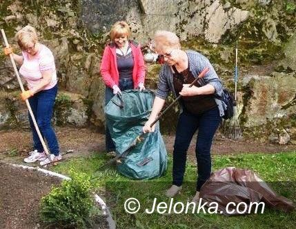 Janowice Wielkie: Posprzątali przy pomniku, posadzili kwiaty