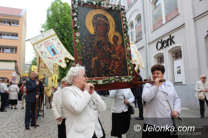 Jelenia Góra: Procesja przeszła ulicami miasta