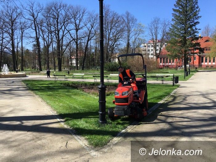 Jelenia Góra: Czytelniczka: Park Zdrojowy do poprawki