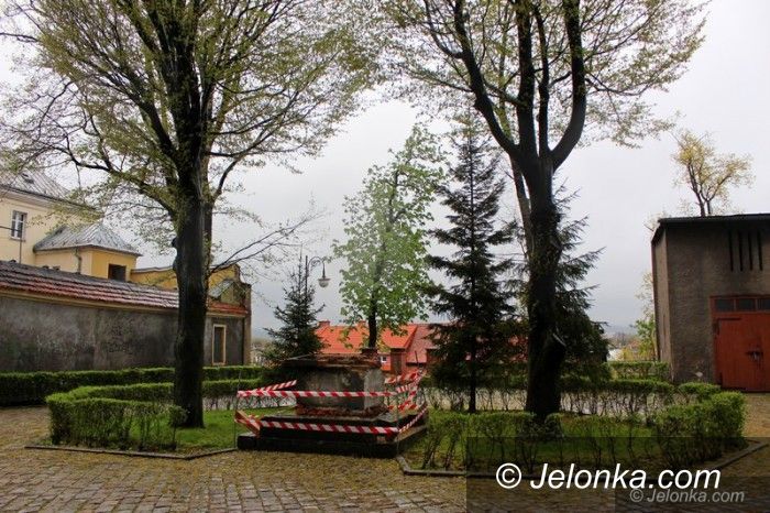 Jelenia Góra: Gdzie się podziały pomniki sprzed Bazyliki Mniejszej?