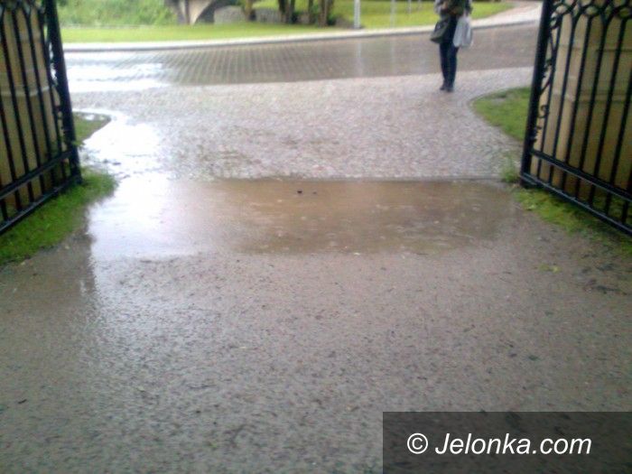 Jelenia Góra: Wejście do Parku Zdrojowego już bez kałuż?