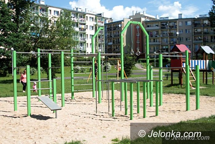 Jelenia Góra: Huśtawka dla dzieci na wózkach prawie gotowa