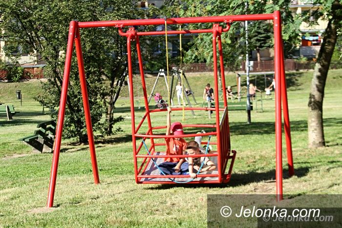 Jelenia Góra: Niepełnosprawne dzieci mogą już korzystać z huśtawki