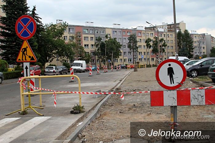 Jelenia Góra: Chodnik przy Elsnera częściowo z nową nawierzchnią