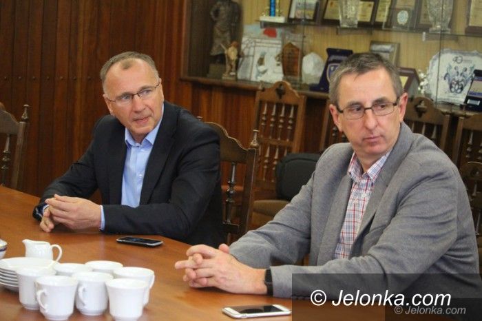 Jelenia Góra: Hala widowiskowo–sportowa w odległych planach