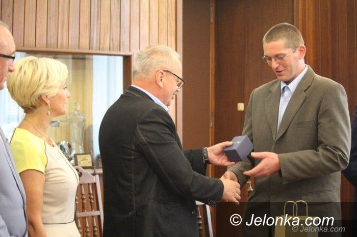 Jelenia Góra: Mateusz Wojtaszczyk naprawił zegar, dostał zegarek