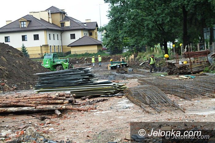 Jelenia Góra: Mała galeria handlowa w miejscu bursy
