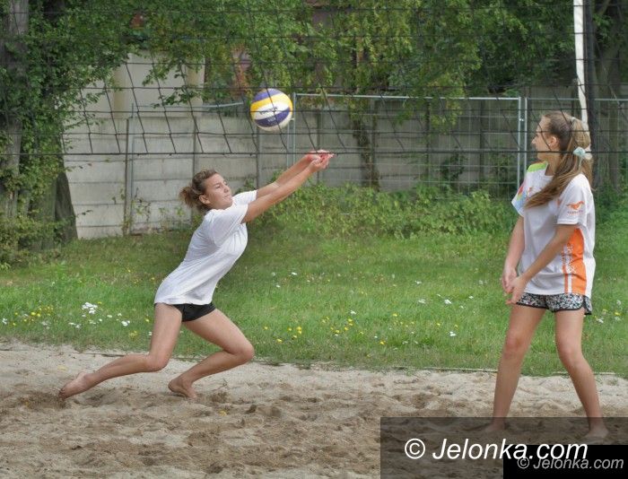 Jelenia Góra: Dziewczyny z „Jedynki” wygrały turniej siatkówki plażowej