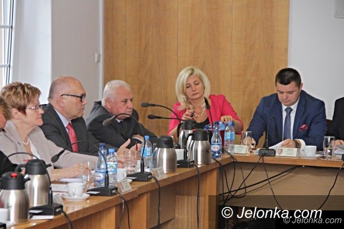 Powiat: Żółta kartka za hucpę na sesji rady powiatu!