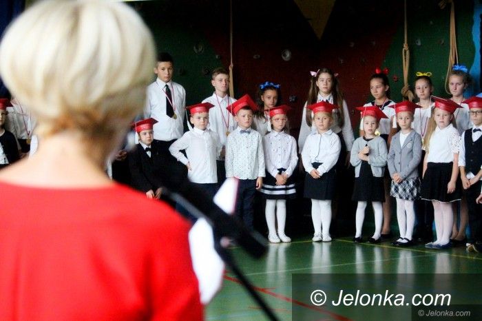 Jelenia Góra: Artystyczne pasowanie pierwszaków w „Dwójce”