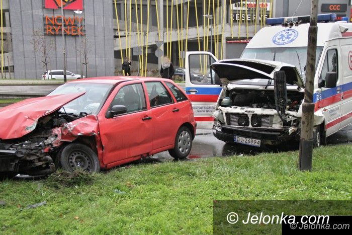 Jelenia Góra: Karambol przy Nowym Rynku z udziałem karetki (aktualizacja)