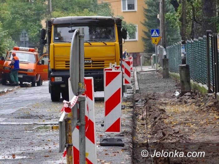 Jelenia Góra: Ruszył remont chodnika, kiedy budowa kortu?