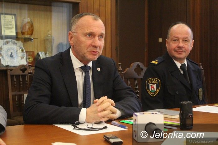 Jelenia Góra: Odblaski dla pieszych i bezpieczeństwo na cmentarzach