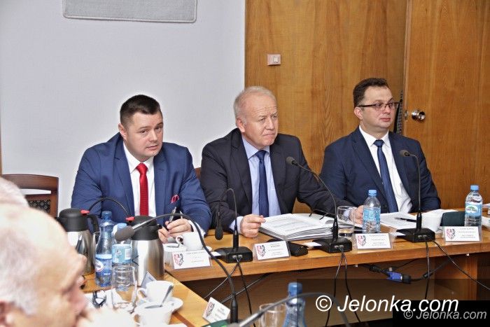 Powiat: Sesja w powiecie: Kowary przejęły liceum